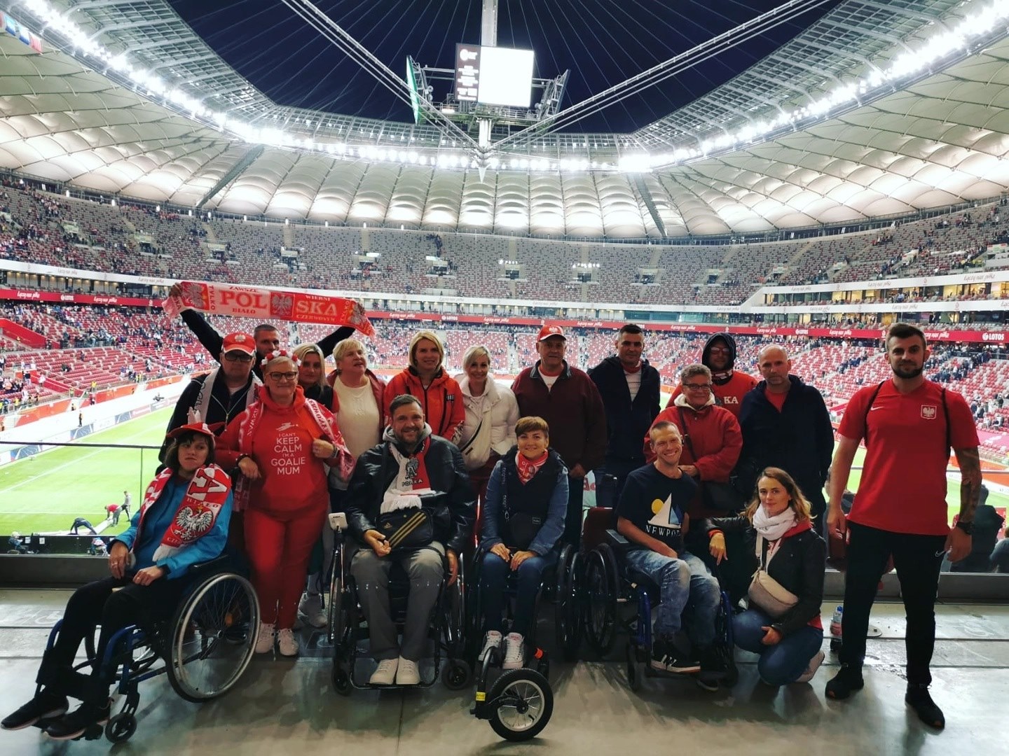 Grupowe zdjęcie Kibiców Niepełnosprawnych i asystentów na Stadionie Narodowym